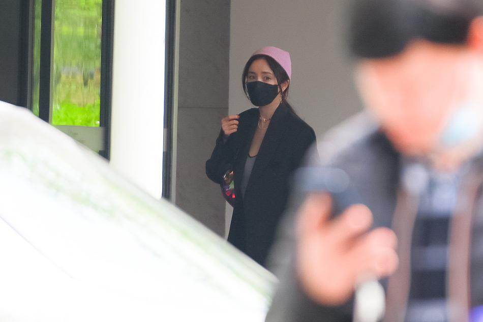 杨幂戴小紫帽大耳环玩混搭 西装造型可盐可甜