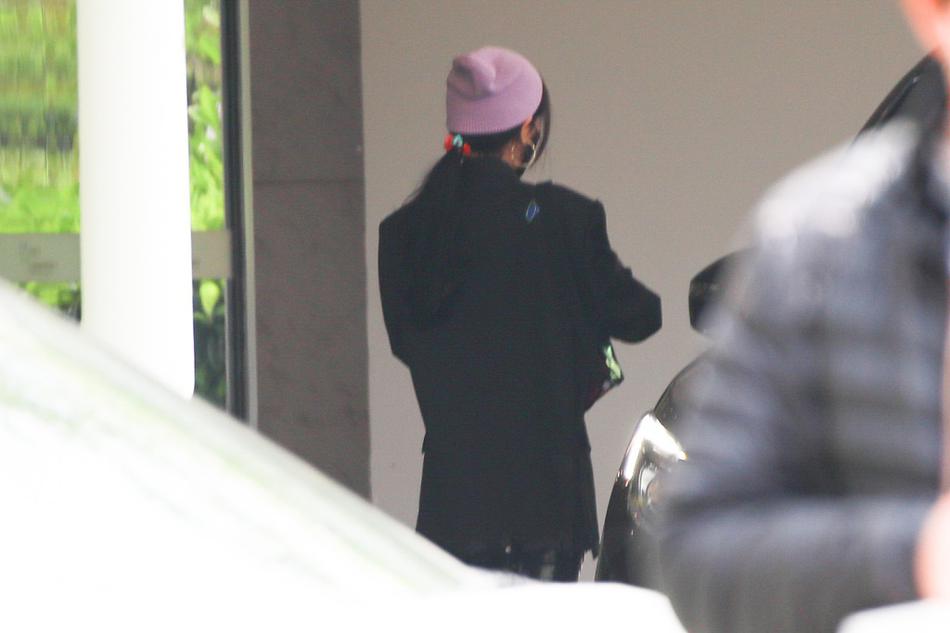 杨幂戴小紫帽大耳环玩混搭 西装造型可盐可甜