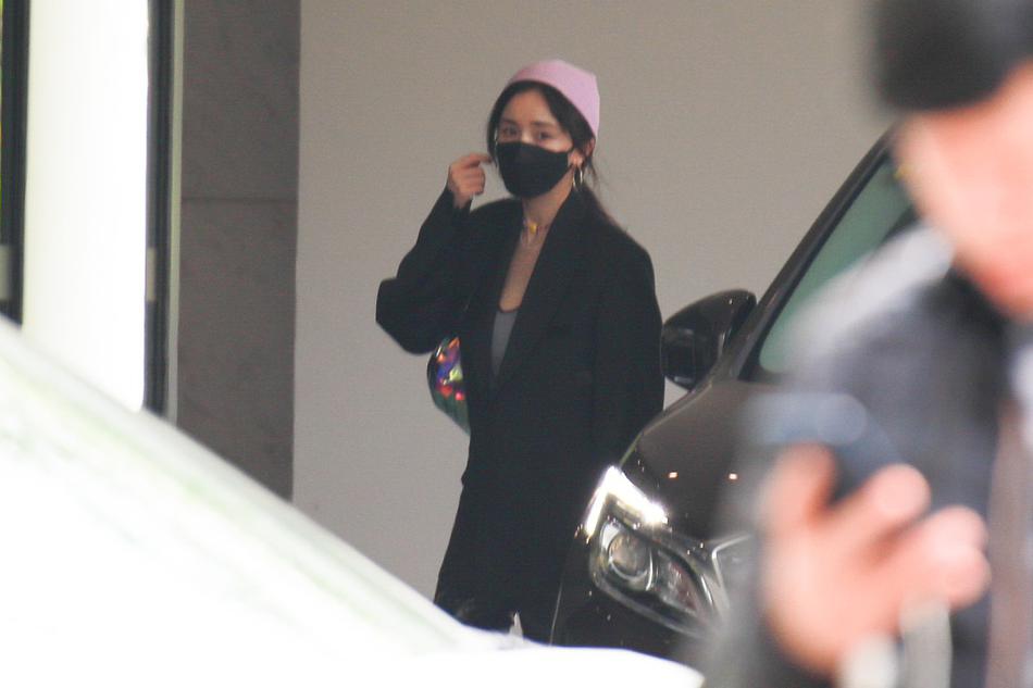 杨幂戴小紫帽大耳环玩混搭 西装造型可盐可甜