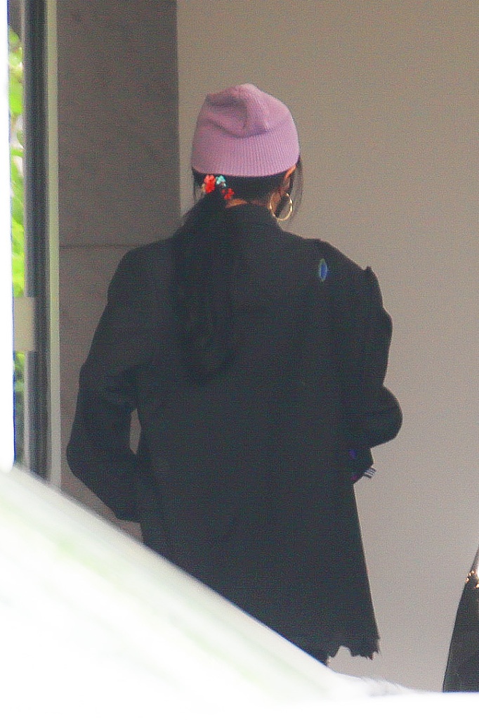 杨幂戴小紫帽大耳环玩混搭 西装造型可盐可甜