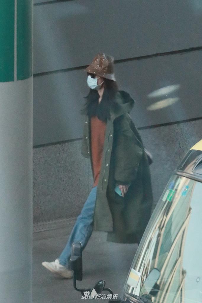 倪妮戴口罩现身机场 卫衣搭牛仔清新可人