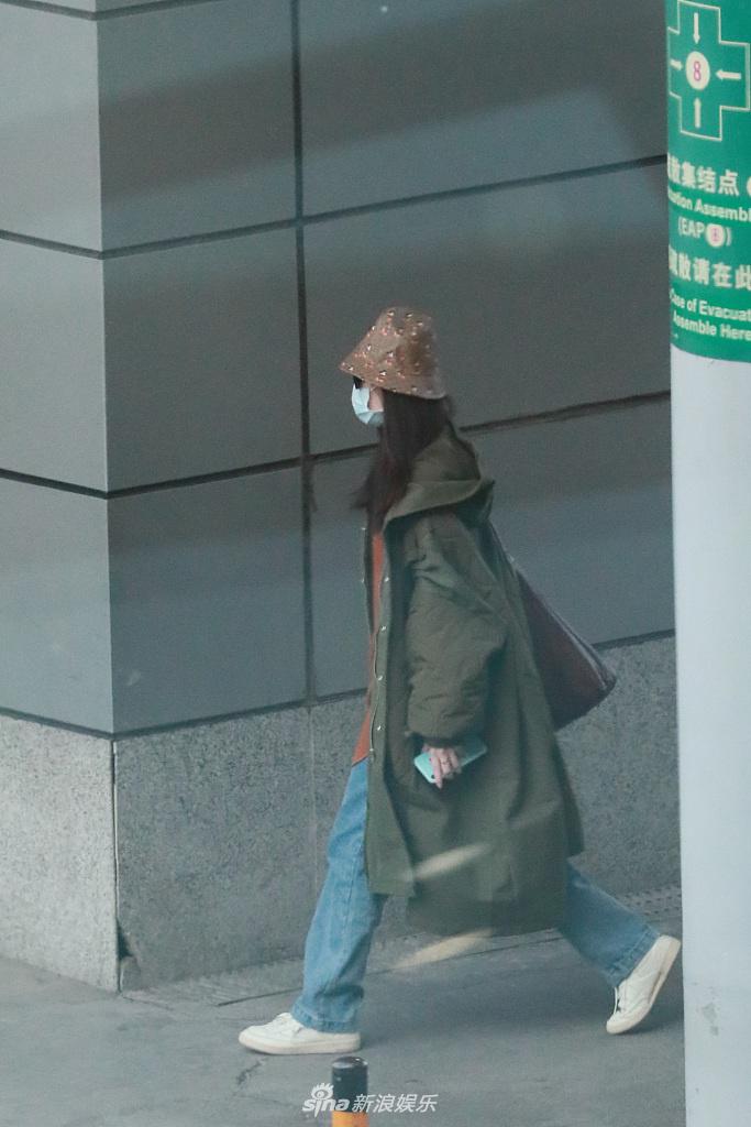 倪妮戴口罩现身机场 卫衣搭牛仔清新可人
