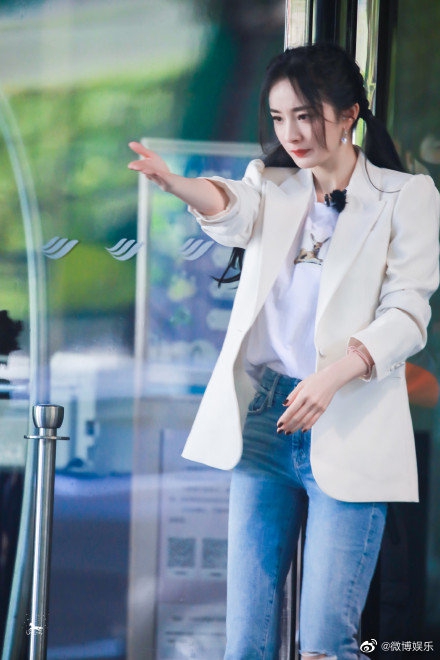 太奇妙！杨幂曾调侃帮郭德纲接孩子 十年后终于接到郭麒麟