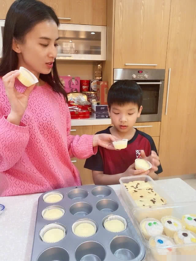 黄圣依与老公儿子撸猫 一家人有说有笑十分温馨