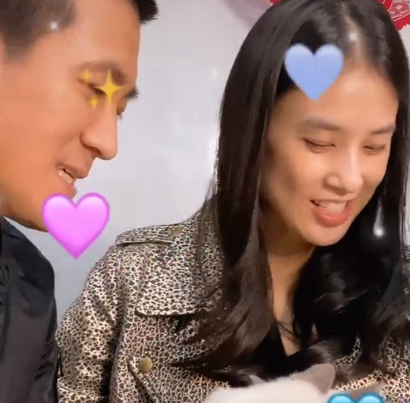 黄圣依与老公儿子撸猫 一家人有说有笑十分温馨