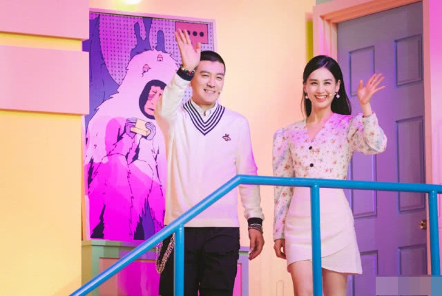 黄圣依与老公儿子撸猫 一家人有说有笑十分温馨