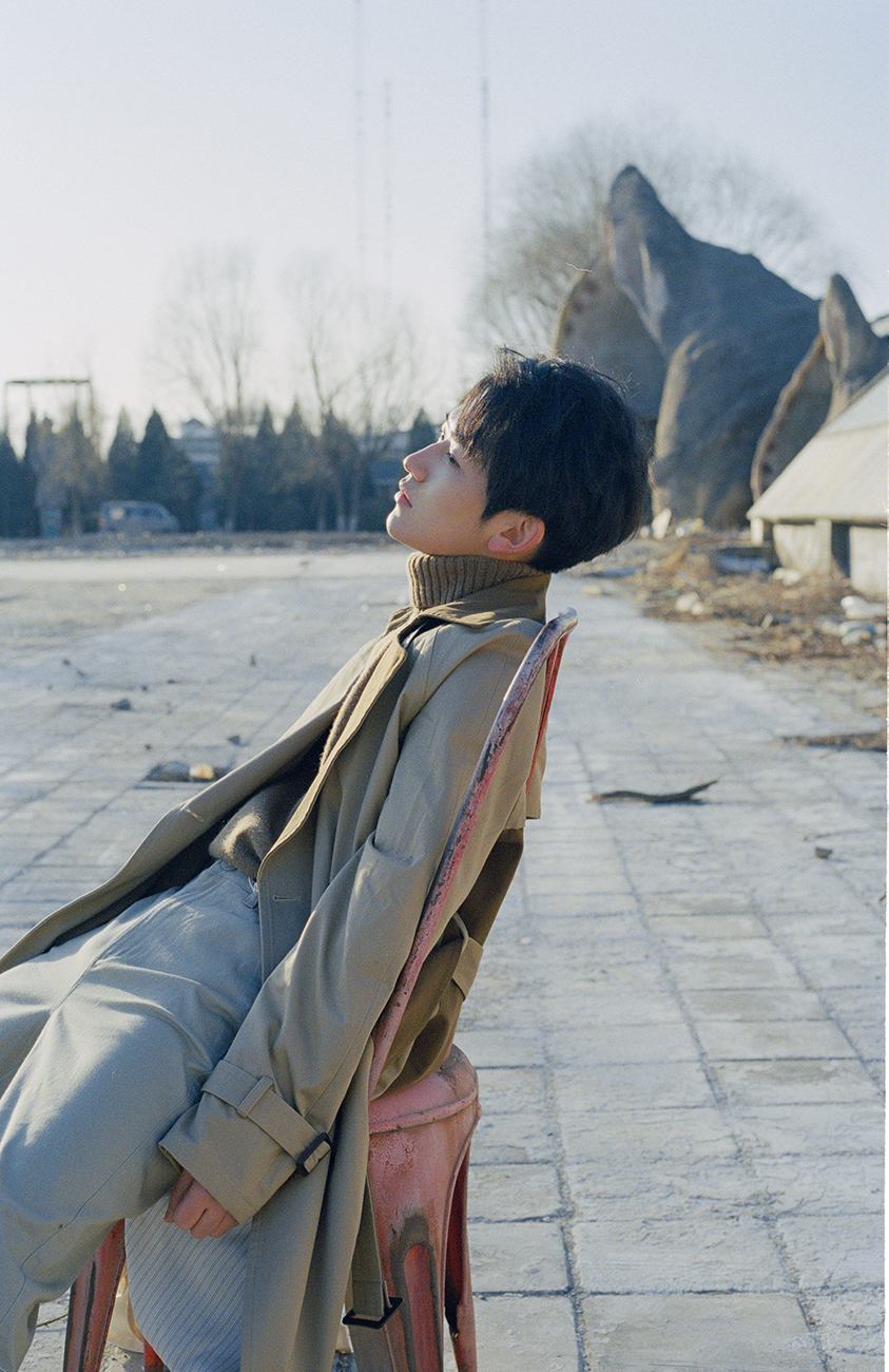 郭丞暖阳写真曝光 率性少年自在如风