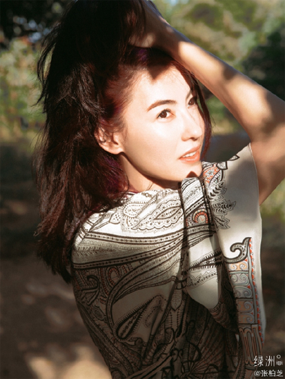 张柏芝晒美照盼复工 穿长裙笑容明媚气质佳