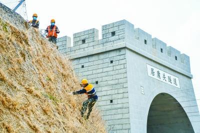 京张高铁工人扫山备汛期