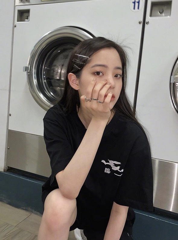 欧阳娜娜私服穿搭简单休闲 表情俏皮少女感满分