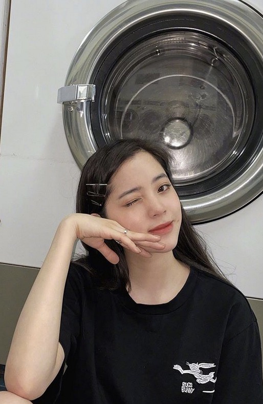 欧阳娜娜私服穿搭简单休闲 表情俏皮少女感满分