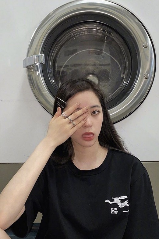 欧阳娜娜私服穿搭简单休闲 表情俏皮少女感满分