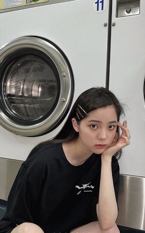 欧阳娜娜私服穿搭简单休闲 表情俏皮少女感满分