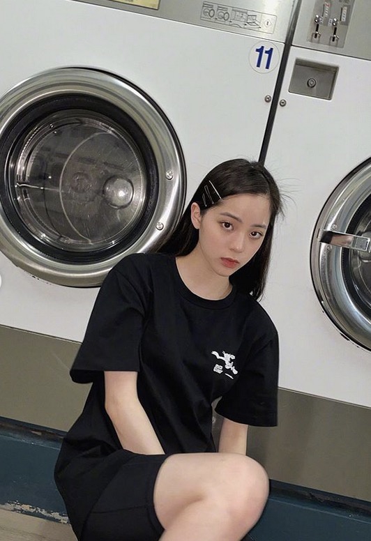 欧阳娜娜私服穿搭简单休闲 表情俏皮少女感满分