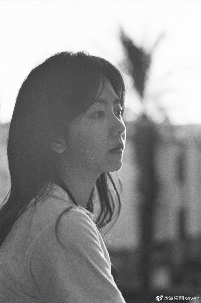 谭松韵分享春日美照 光影变幻间尽显温柔恬静之美