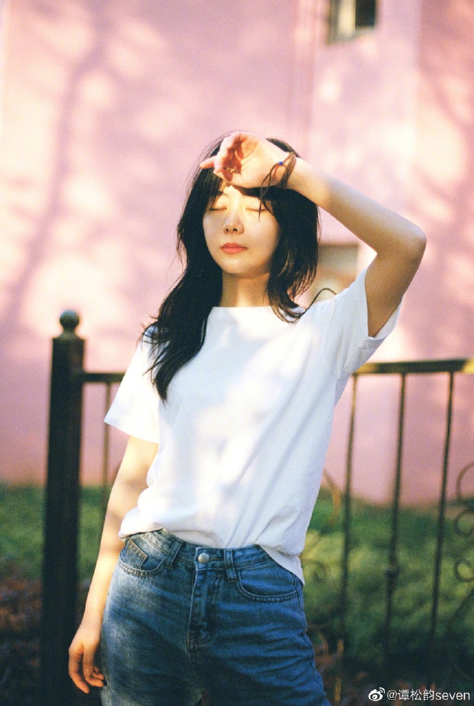 谭松韵分享春日美照 光影变幻间尽显温柔恬静之美