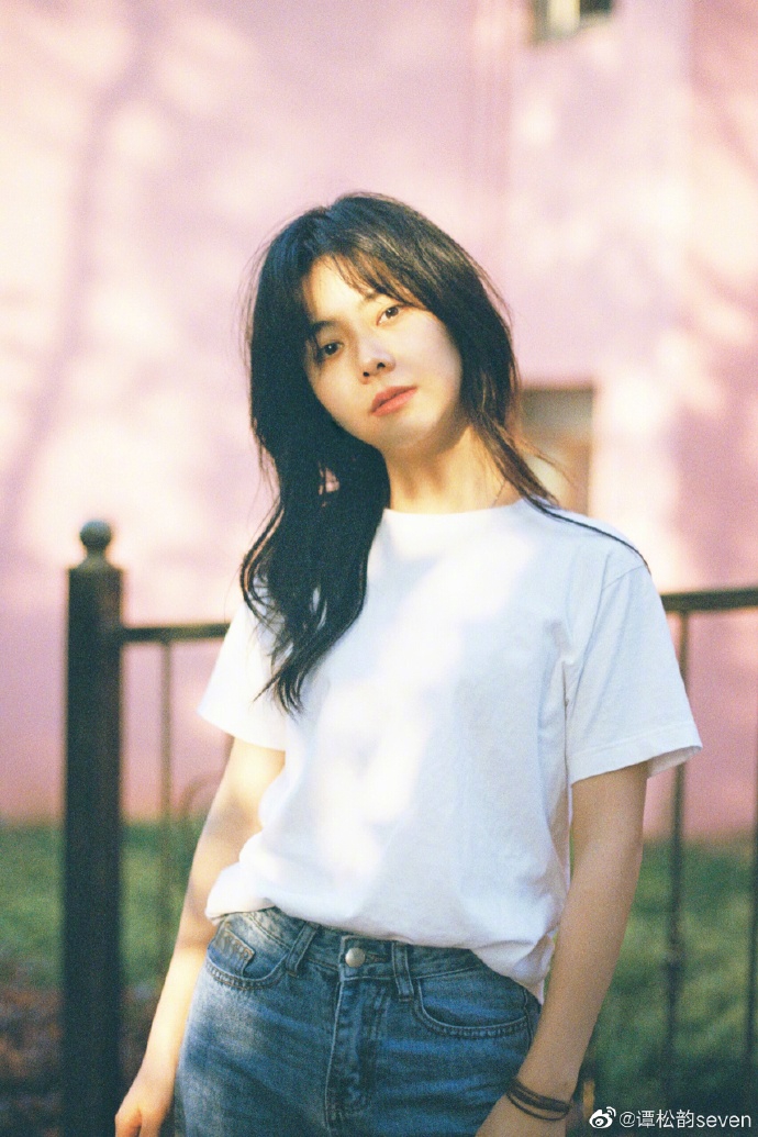 谭松韵分享春日美照 光影变幻间尽显温柔恬静之美