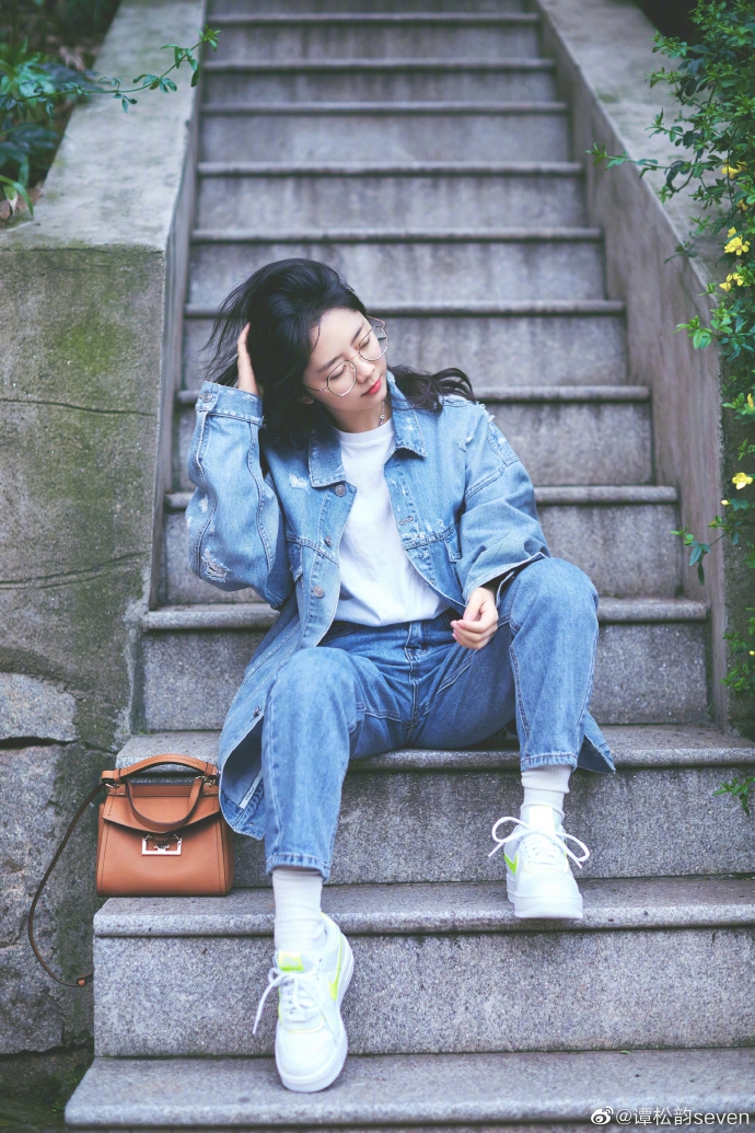 谭松韵分享春日美照 光影变幻间尽显温柔恬静之美