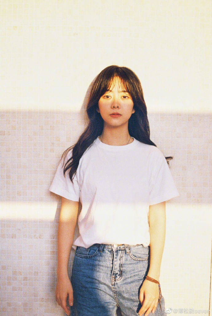 谭松韵分享春日美照 光影变幻间尽显温柔恬静之美