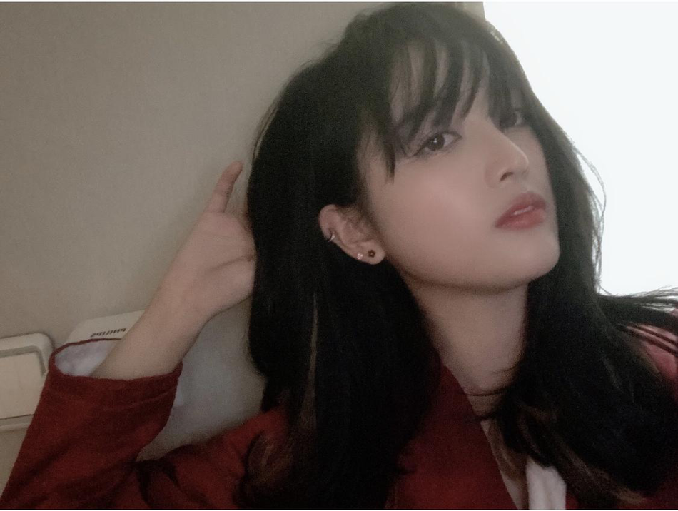 吴宣仪分享精致妆容自拍 对镜慵懒撩发尽显温柔魅力