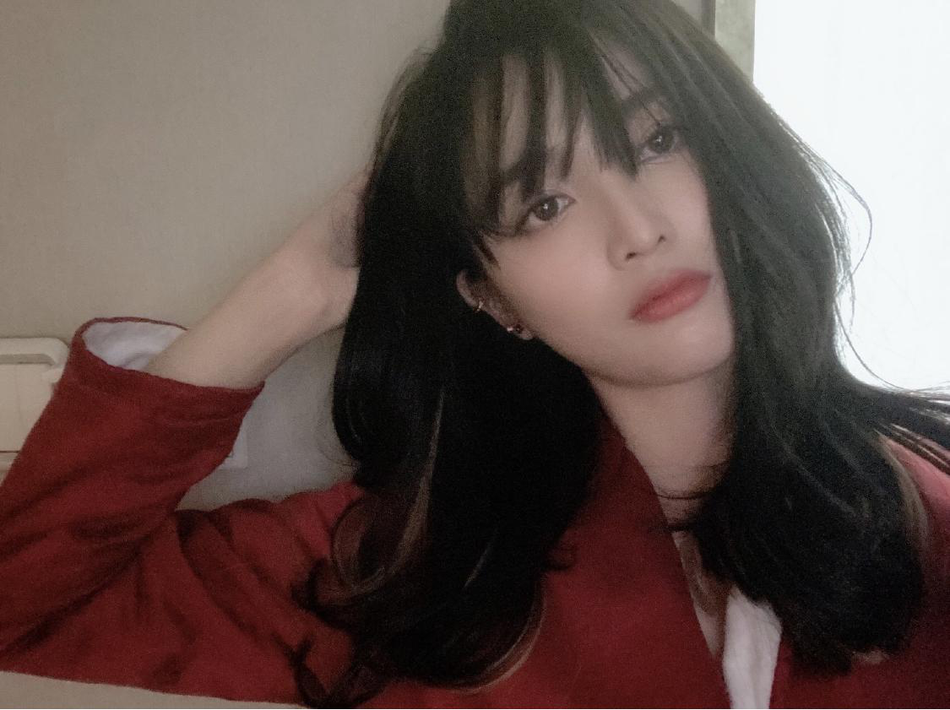 吴宣仪分享精致妆容自拍 对镜慵懒撩发尽显温柔魅力