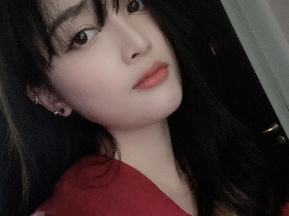 吴宣仪分享精致妆容自拍 对镜慵懒撩发尽显温柔魅力