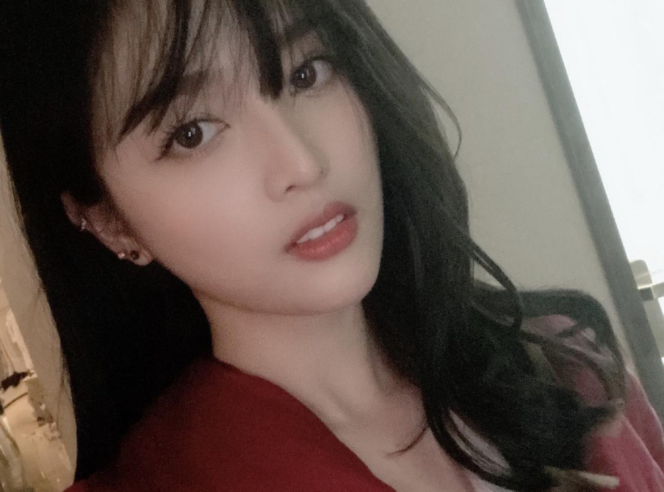 吴宣仪分享精致妆容自拍 对镜慵懒撩发尽显温柔魅力