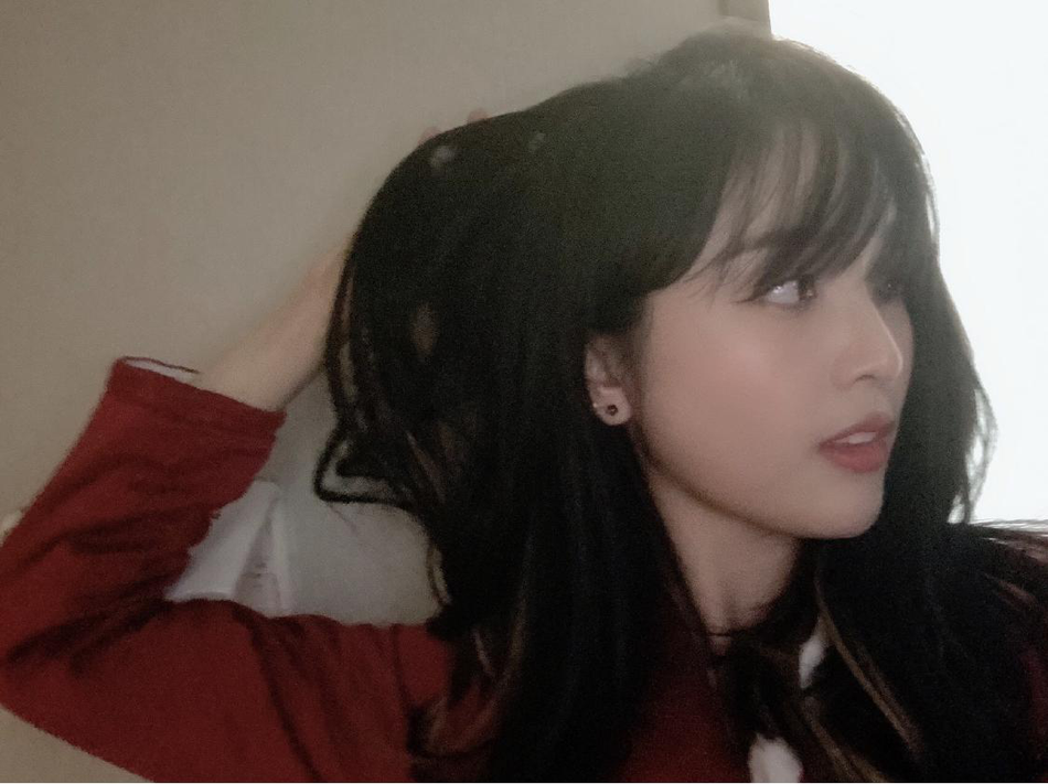 吴宣仪分享精致妆容自拍 对镜慵懒撩发尽显温柔魅力