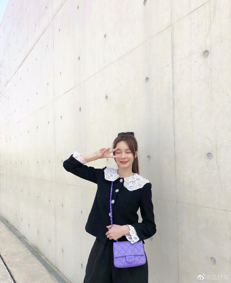 沈梦辰晒学生风春日美照 扎蝴蝶结马尾对镜灿笑清新可人