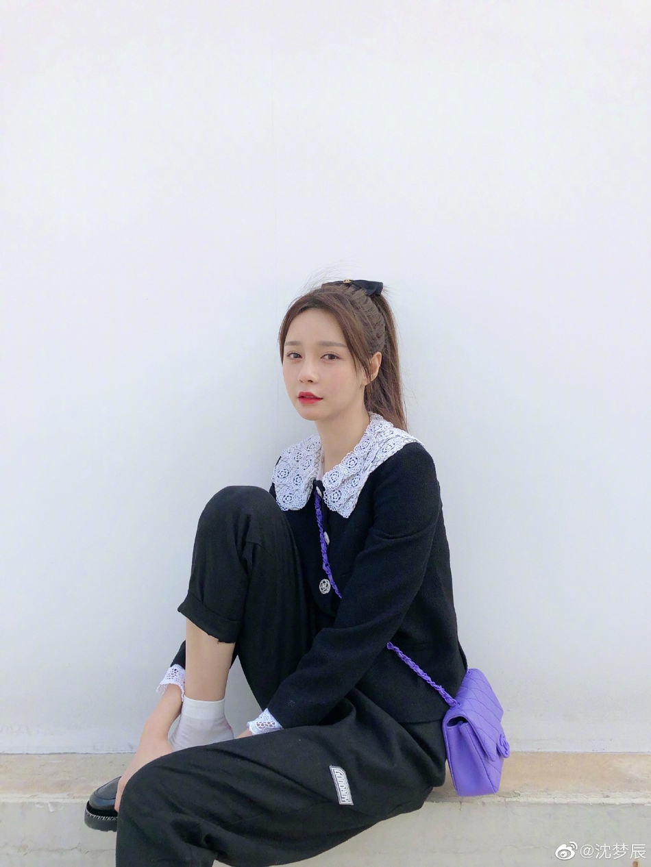 沈梦辰晒学生风春日美照 扎蝴蝶结马尾对镜灿笑清新可人