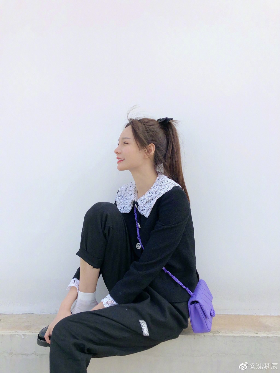 沈梦辰晒学生风春日美照 扎蝴蝶结马尾对镜灿笑清新可人