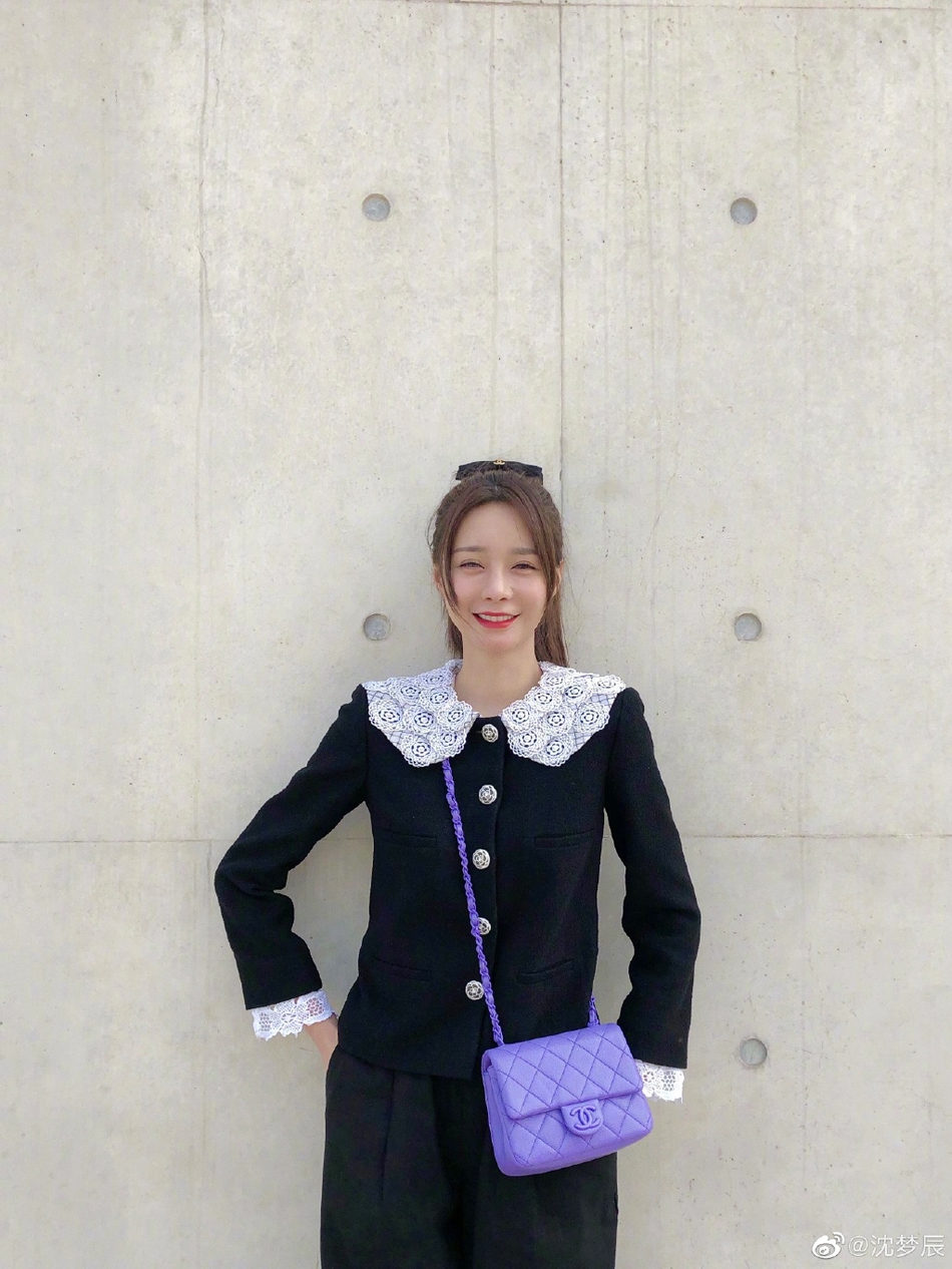 沈梦辰晒学生风春日美照 扎蝴蝶结马尾对镜灿笑清新可人