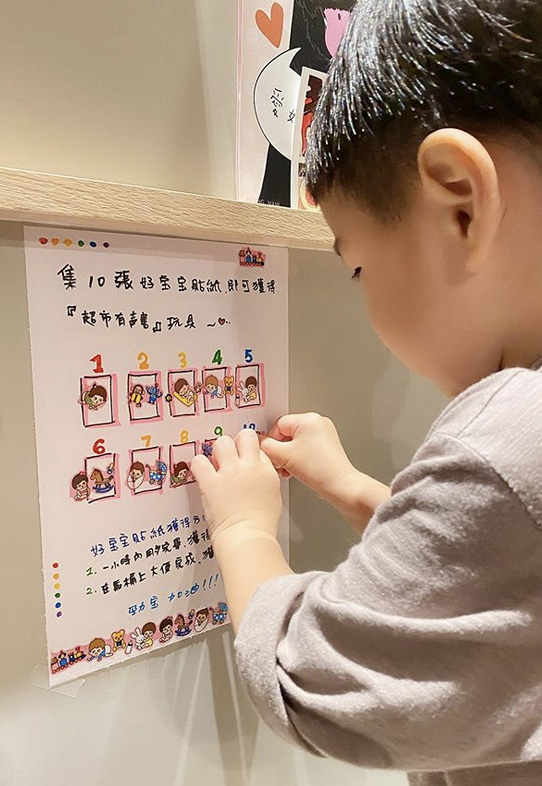 Ella为儿子庆生晒全家福 一齐搞怪做鬼脸画面温馨俏皮