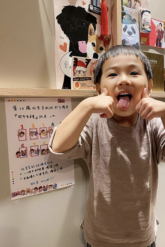 Ella为儿子庆生晒全家福 一齐搞怪做鬼脸画面温馨俏皮