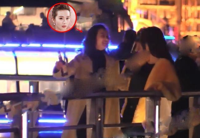 刘诗诗阚清子新戏路透曝光 姐妹相聚江边边喝边聊