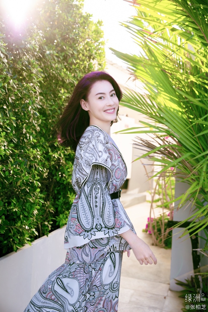 张柏芝分享库存美照 笑容明媚女人味十足