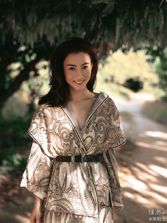 张柏芝分享库存美照 笑容明媚女人味十足