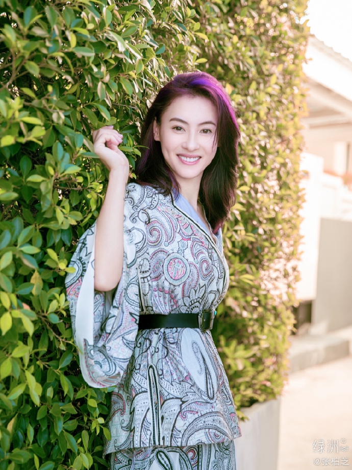 张柏芝分享库存美照 笑容明媚女人味十足