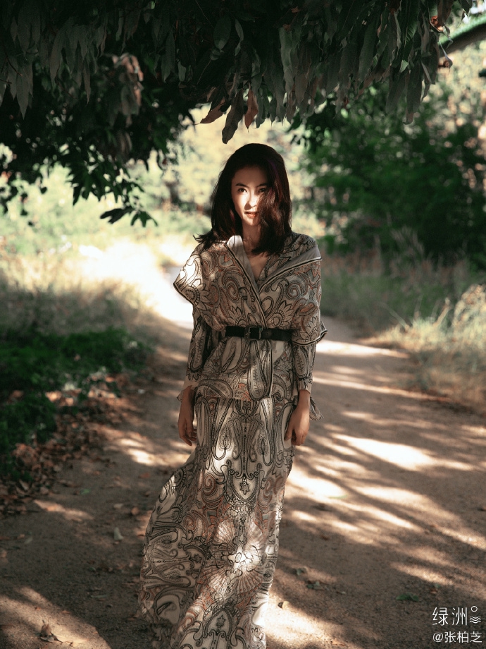 张柏芝分享库存美照 笑容明媚女人味十足