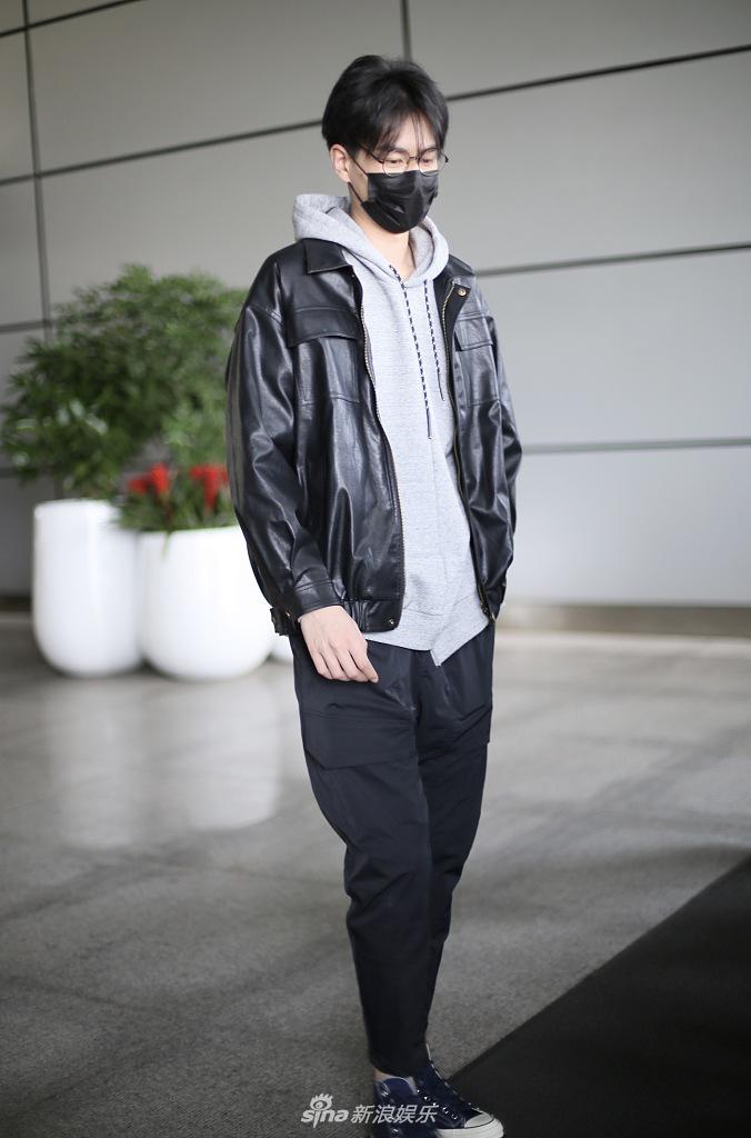 胡一天戴黑框眼镜文艺帅气 获大批粉丝接机人气不减