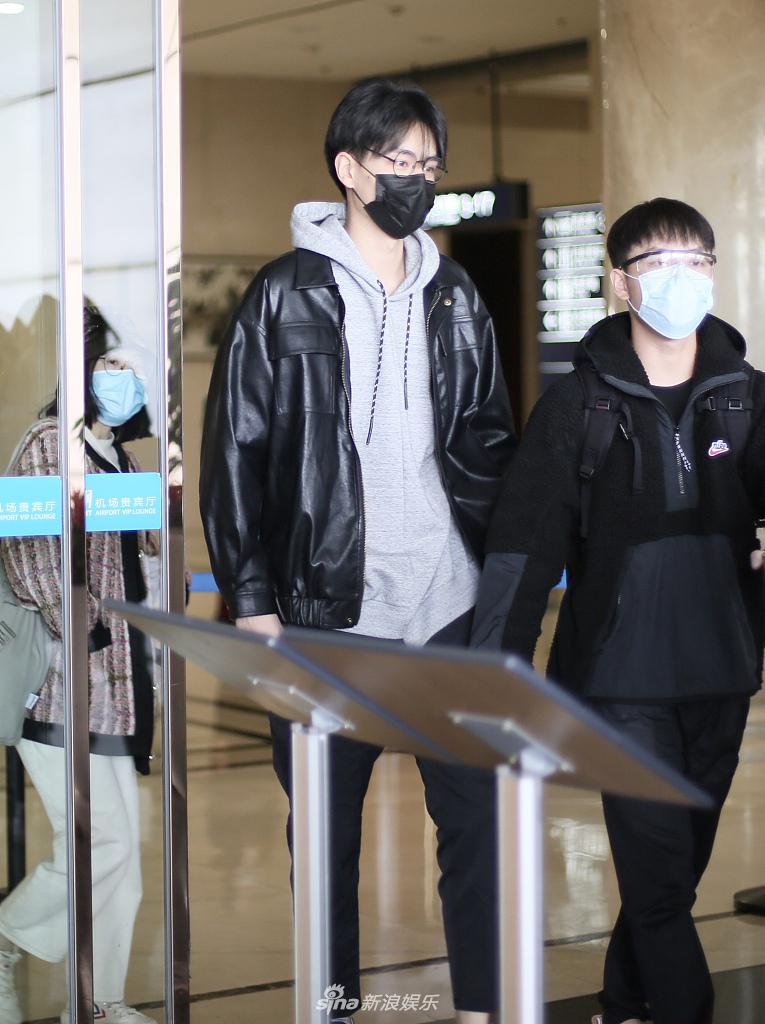 胡一天戴黑框眼镜文艺帅气 获大批粉丝接机人气不减