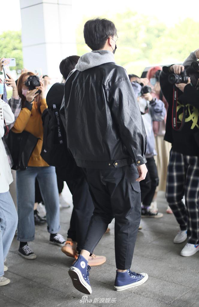 胡一天戴黑框眼镜文艺帅气 获大批粉丝接机人气不减