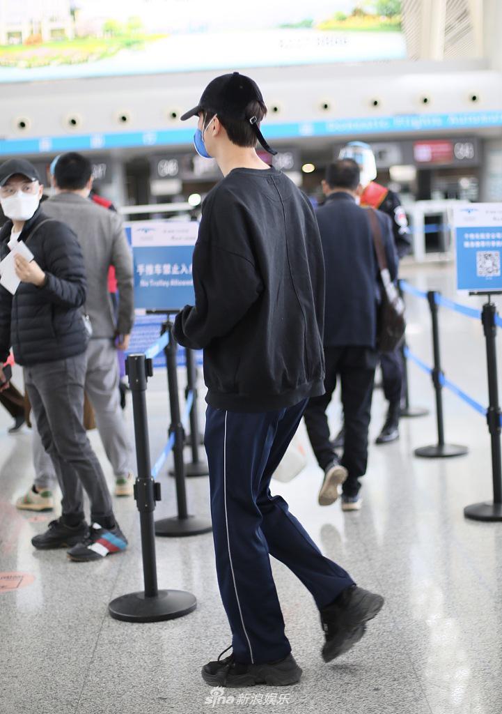 陈学冬穿阔腿裤意外解锁新时尚 独自疾走大长腿抢镜