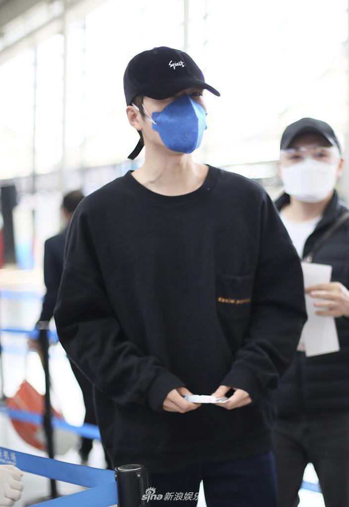 陈学冬穿阔腿裤意外解锁新时尚 独自疾走大长腿抢镜