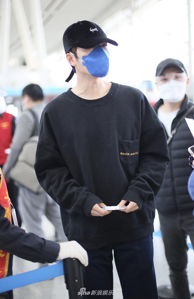 陈学冬穿阔腿裤意外解锁新时尚 独自疾走大长腿抢镜