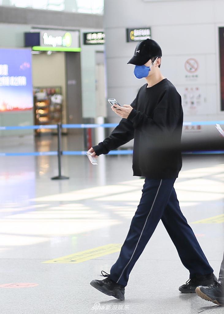 陈学冬穿阔腿裤意外解锁新时尚 独自疾走大长腿抢镜