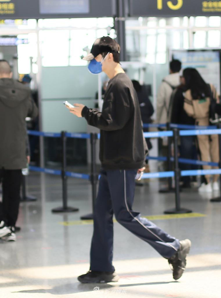 陈学冬穿阔腿裤意外解锁新时尚 独自疾走大长腿抢镜