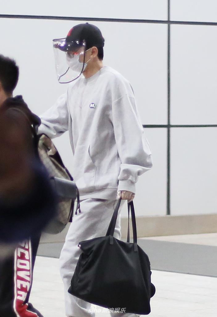 张杰穿灰色运动装休闲低调 深夜现身拎包疾走赶路
