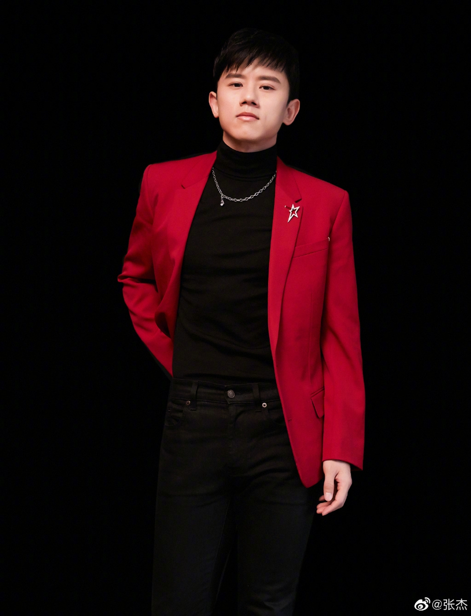 张杰穿灰色运动装休闲低调 深夜现身拎包疾走赶路