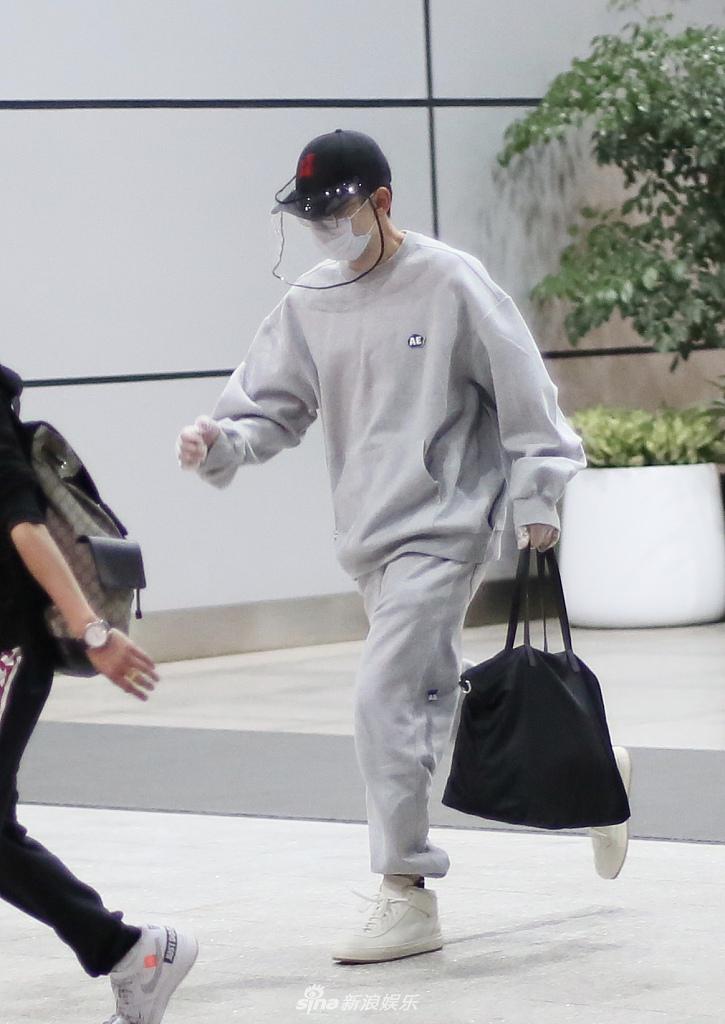 张杰穿灰色运动装休闲低调 深夜现身拎包疾走赶路